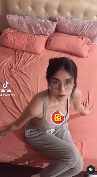 蕾菈昨(26)日上傳一支床上影片,邪惡視角讓人看了大噴鼻血。(圖/翻攝自蕾菈IG)