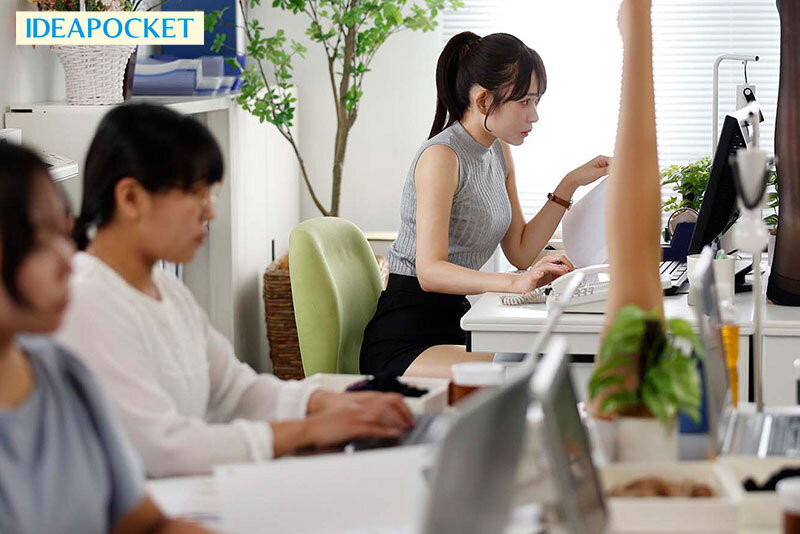 让美乳女前辈「每天用美腿丝袜帮我服务」，「超养眼黑丝视角」有够勾人！